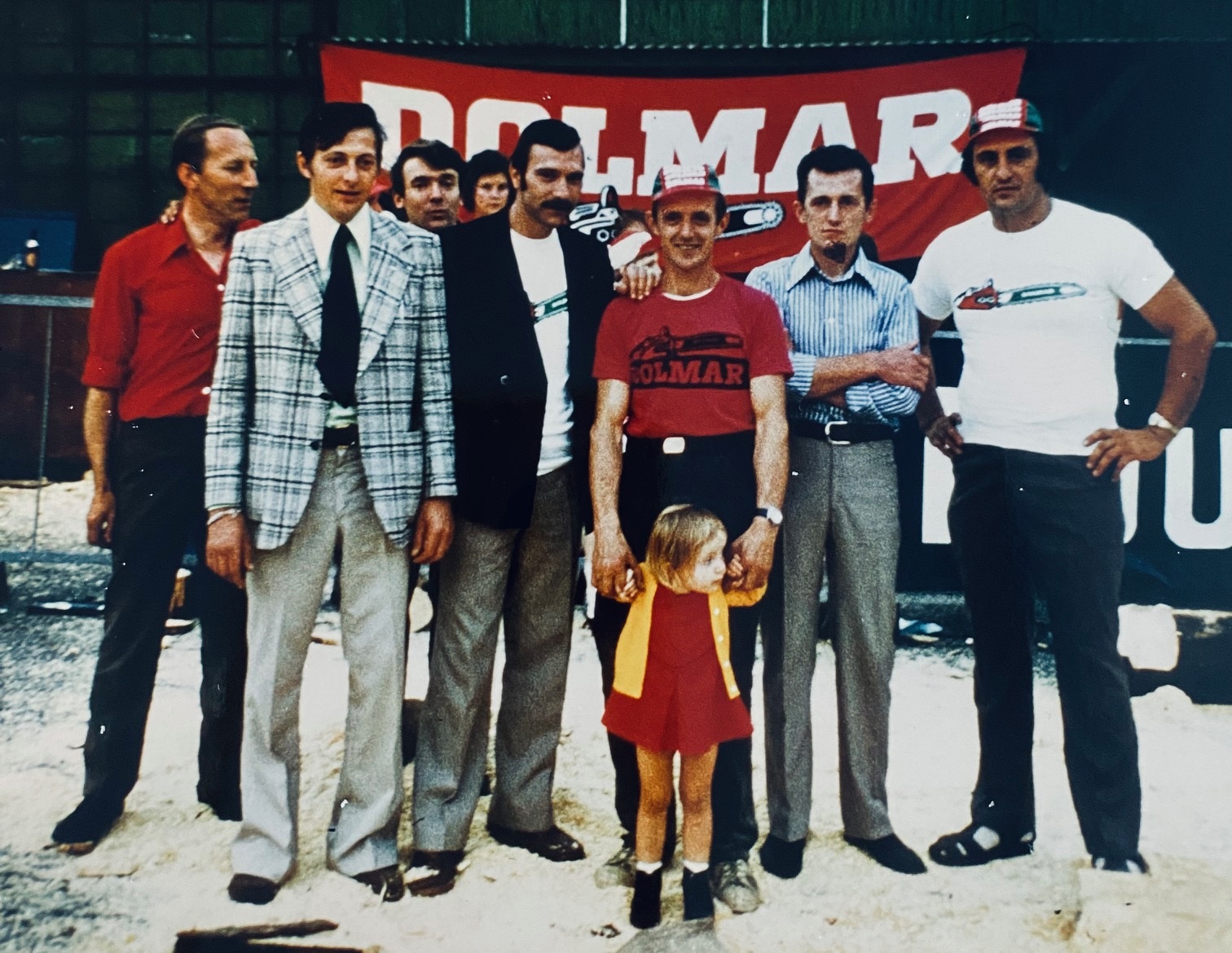 André Wansart (avec la chemise lignée) lors du championnat de Belgique de tronçonnage